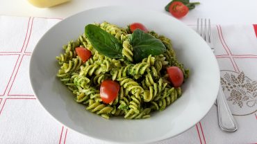 Pasta with spinach pesto