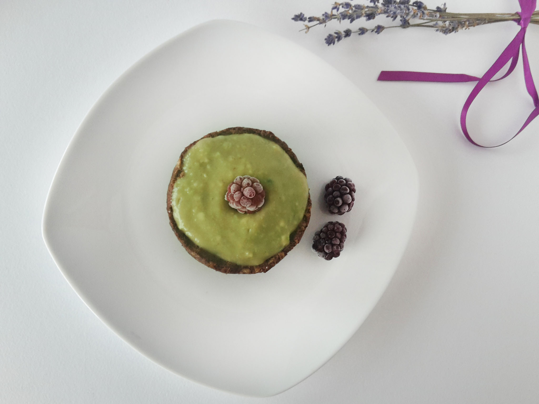 prajitura raw vegana cu nuca si crema de avocado