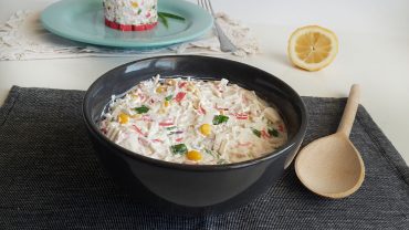 Salata cu surimi si iaurt grecesc