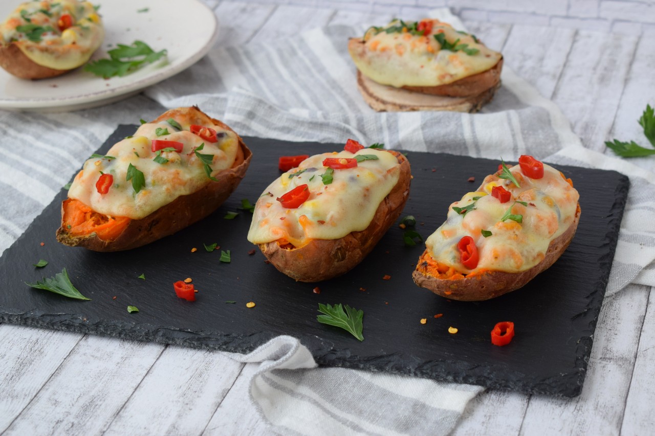 Cartofi dulci in stil mexican cu felii de cascaval afumat DeSenvis - foodieopedia.ro