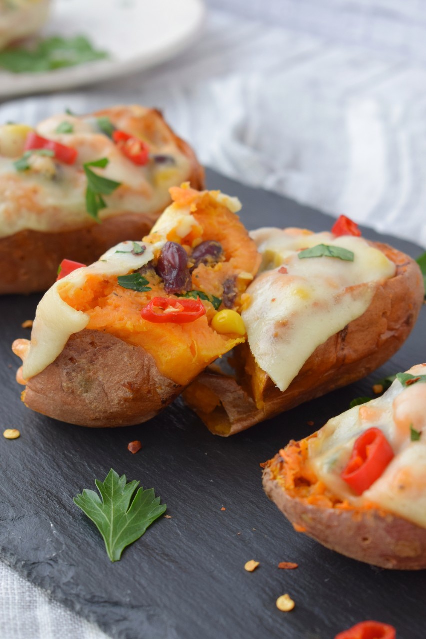 Cartofi dulci in stil mexican cu felii de cascaval afumat DeSenvis - foodieopedia.ro