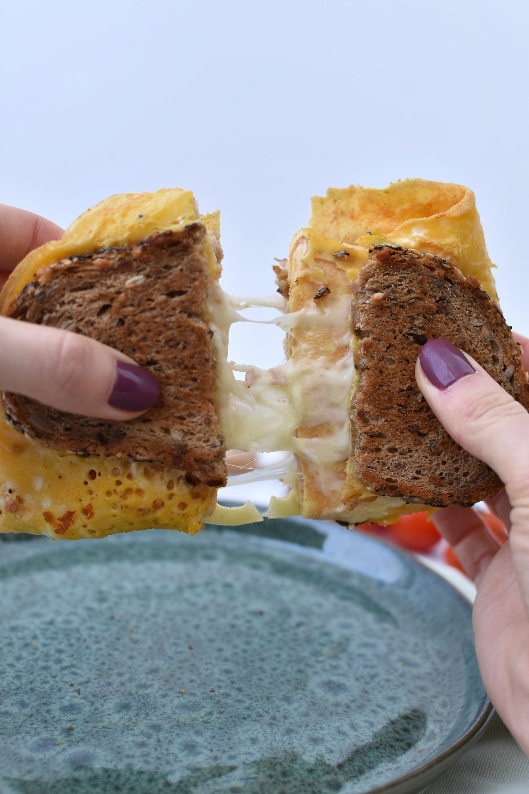 Sandwich cu omleta si cascaval