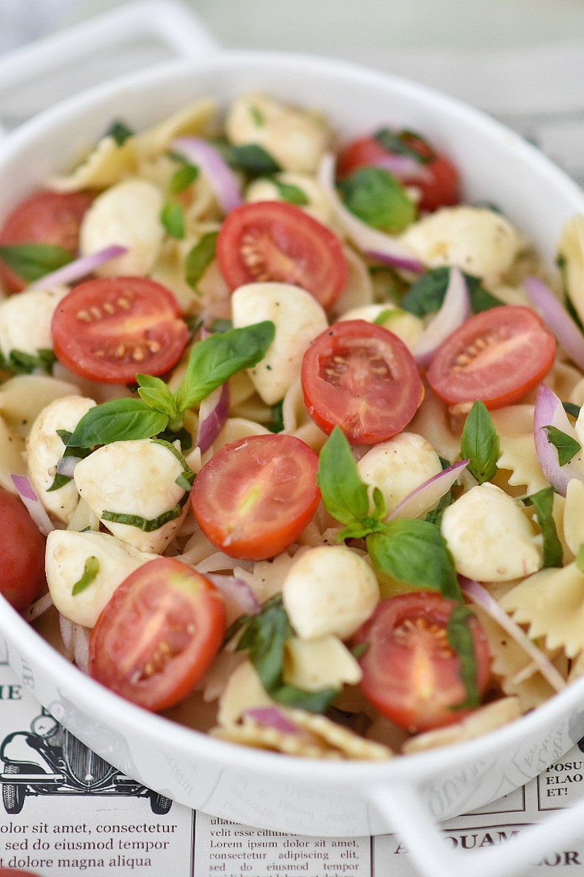 Salata de paste caprese - foodieopedia