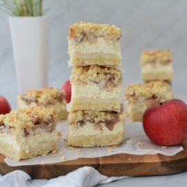 Apple crumble cheesecake bars - foodieopedia.ro