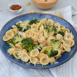 Orecchiette cu broccoli si ansoa - foodieopedia.ro