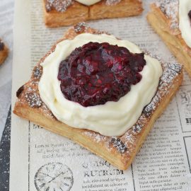 Mini tarte din foietaj cu mure - foodieopedia.ro
