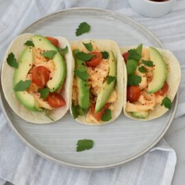 Tacos cu omleta si avocado - foodieopedia.ro